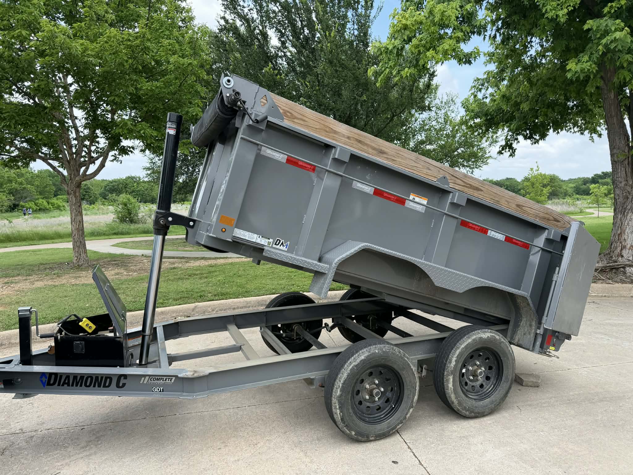 Hydraulic telescopic lift on a dump trailer rental in Fort Worth TX