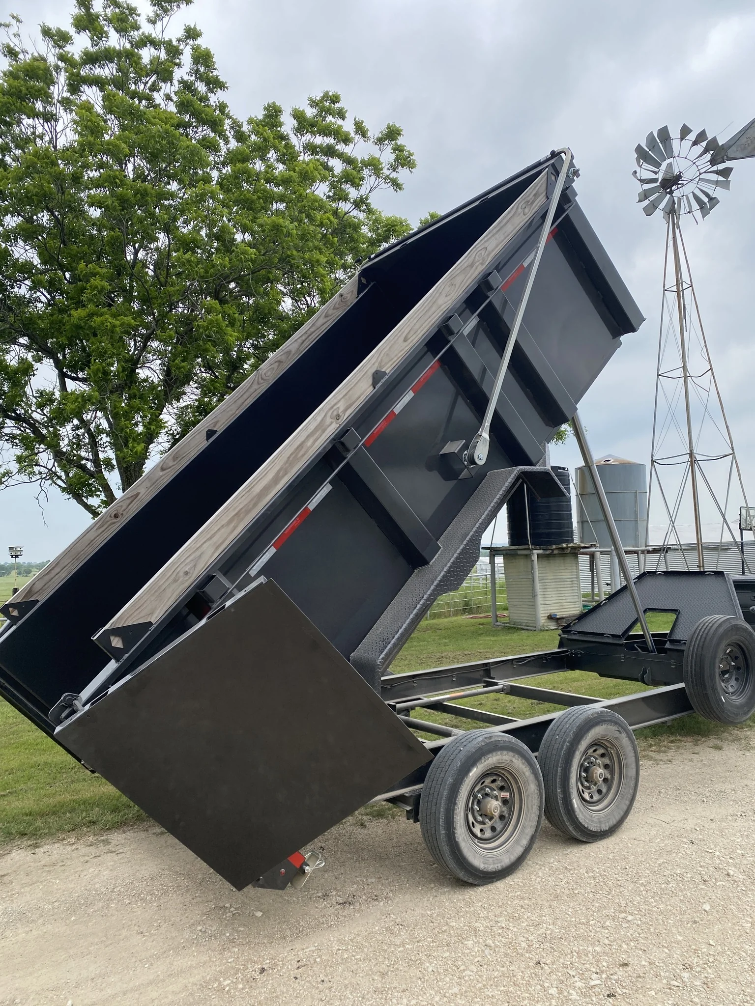 Hydraulic telescopic lift dump trailer fully raised